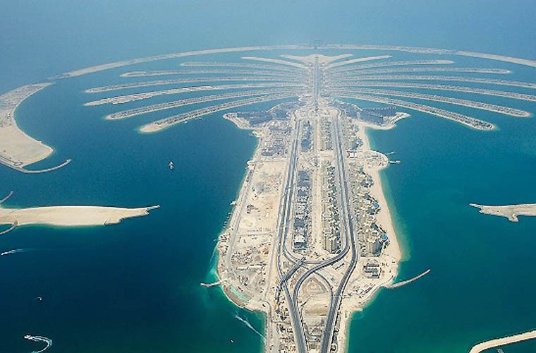 Palm Islands ở Dubai là một cụm gồm 3 hòn đảo nhân tạo lớn nhất thế giới. Nó tạo thành hình cây cọ tuyệt đẹp. Ba hòn đảo có tên gọi: Palm Jumeirah, Palm Jebel Ali và Palm Deir. Công trình này nằm trong vùng vịnh Ba Tư, kéo dài thêm 520 km bãi biển cho thành phố Dubai.